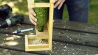 GartenKULT – "GartenKULT", "TierGarten (6)." Es gibt Tiere, die wir im Garten lieben, es gibt aber auch Tiere die wir garnicht in unserem Garten wollen. Im TierGarten kümmern wir uns um beide. Es wird gezeigt wie man sich Nützlinge halten kann und wie man Schädlinge auf biologische Art und Weise los wird. Die Zuschauer bekommen genaue Anleitungen wie man einen Futterspender für Vögel baut oder auch diverse Insektenhotels; wie man Schnecken aus dem Garten fernhält oder Wühlmäuse verbannt. Ein Besuch bei einer Nützlingszucht in Wien rundet die Folge TierGarten ab.
