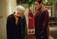 Buffy - Im Bann der Dämonen – Über eine Überwachungkamera konnte Xander (Nicholas Brendon, r.) verfolgen, dass Anya und Spike (James Masters, l.) Sex miteinander haben. Erbost stellt Xander Spike zur Rede.