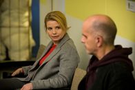 Merz gegen Merz – Anne (Annette Frier) will von Erik (Christoph Maria Herbst) wissen, wie es mit ihnen weiter geht.