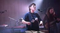 Kulturplatz – Black Sea Dahu-Sängerin Janine Cathrein spielt beim Konzert in Baden Pauke.