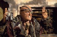 Waterworld – Nach dem Schmelzen der Polkappen ist die Erde zu einer gigantischen Wasserwüste geworden. Hier und da leben Menschen in schwimmenden Städten, immer in Gefahr, von den "Smokers", vagabundierenden Piraten (Dennis Hopper), überfallen zu werden ...