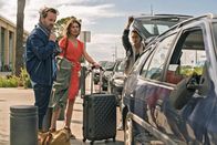 Spurlos in Marseille – Bruno Bassmann (Fabian Busch) und seine Frau Katja (Jeanne Tremsal) machen einen Zwischenstopp auf dem Weg in den Urlaub und steigen in das Taxi von Aliya (Sabrina Amali) ein.
