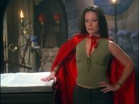 Charmed - Zauberhafte Hexen – Piper (Holly Marie Combs) nimmt ihren Mut zusammen und zeigt der bösen Hexe, wer die Mächtigere ist ...