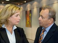 In aller Freundschaft – Sarah (Alexa Maria Surholt) hat Prof. Simoni (Dieter Bellmann) wichtige Details der Umstrukturierung verschwiegen.