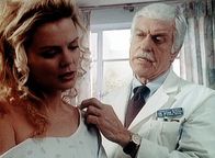 Diagnose: Mord – Dr. Sloan (Dick van Dyke, r.) bekommt Besuch von einer alten Bekannten - der verletzten Sandy Hoyle (Romy Walthall, l.).