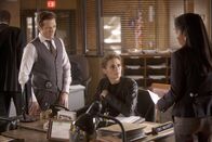 Castle – Von Captain Victoria Gates (Penny Johnson, r.) erfahren Kate Beckett (Stana Katic, M.) und Kevin Ryan (Seamus Dever, l.), dass der Scharfschütze erneut zugeschlagen hat ...