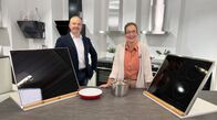 Servicezeit Reportage: Der Haushalts-Check mit Yvonne Willicks – Orientierung im Angebots-Dschungel: Worauf achten beim Kauf eines Kochfelds? Und was macht Induktion so beliebt? Antworten bekommt Verbraucherjournalistin Yvonne Willicks (r) im Fachgeschäft von Elmar Fedderke – ob die Induktions-Skeptikerin überzeugt werden kann?