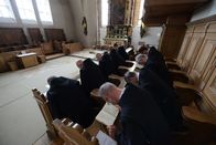 Ländermagazin – Mönche beten in der Kirche Mariä Himmelfahrt.