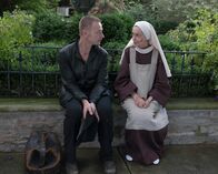 The Exorcist – Pater Bennett schickt Pater Marcus (Ben Daniels, l.) zu Mutter Bernadette (Deanna Dunagan, r.), die dem Diener Gottes den Blick auf eine ihm ganz neue Welt eröffnet ...