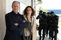 Tatort – Eisner und Fellner machen eine Razzia in einem chinesischen Sweatshop, wo illegale Waren umetikettiert werden. Harald Krassnitzer (Moritz Eisner), Adele Neuhauser (Bibi Fellner).