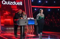 Quizduell - Olymp – Die Kandidaten des Teams "Tatort": Schauspieler Axel Milberg (l.) und Schauspielerin Meret Becker (2.v.l.), mit Marie-Louise Finck (r.).