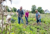 Garten & Lecker – Gastgeber Torben Sauerland mit seinen Eltern bei der Gartenarbeit.