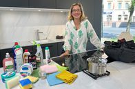 Servicezeit Reportage: Der Haushalts-Check mit Yvonne Willicks – Übergekochtes Nudelwasser, fettige Spritzer und eingebrannte Milch - Yvonne Willicks kennt die Tipps und Tricks, um allen Verunreinigungen den Kampf anzusagen. Unschöne Kratzer im Kochfeld? Warum sie nicht sofort an einen Neukauf denken müssen, erfahren Sie im Haushalts-Check.