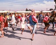 Grease 2 – Stephanie (Michelle Pfeiffer, M.), die Anführerin der Pink Ladies, hat sich schwer verliebt ...