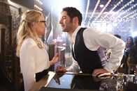 Lucifer – Linda (Rachael Harris, l.) macht sich Sorgen um Lucifer (Tom Ellis, r.), als dieser scheint, den Boden unter den Füßen zu verlieren. Doch würde die Therapeutin mit der ganzen Wahrheit überhaupt leben können?