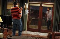 Two and a Half Men – Kaum hat Rose es geschafft und Charlie in Paris zu ihrem Mann gemacht, ist sie auch schon Witwe: Ihr Angetrauter wurde prompt von einer U-Bahn überrollt. Alan (Jon Cryer, l.) erbt das Haus, kann es sich aber nicht leisten, doch dann taucht IT-Milliardär Walden Schmidt (Ashton Kutcher, r.) auf ...