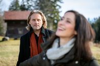 Sturm der Liebe – In Michael (Erich Altenkopf, l.) flammen alte Gefühle für Carolin (Kathrin Anne Heß, r.) auf.