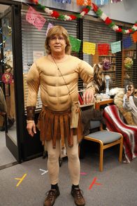 Community – Partyalarm: Pierce (Chevy Chase) und seine College Freunde lassen es auf Annies mexikanischer Halloween-Party so richtig krachen ...