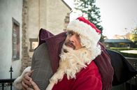 Tatort – Schwer beladen in der Vorweihnachtszeit: Artjom (Sascha Alexander Geršak) als Weihnachtsmann.