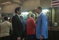 Black Monday – L-R: Andrew Rannells als Blair Pfaff, Kurt Braunohler als Ty Daverman