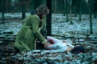 Tatort – Die Bloggerin Charlie (Stefanie Stappenbeck) findet an einem eiskalten Wintertag im Wald die tote Joggerin Carolina Gröning (Tatiana Nekrasov).