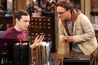 The Big Bang Theory – Können es nicht fassen, dass Stephen Hawking positiv auf Sheldons Anfrage reagiert und mit ihm das Online-Spiel "Words with Friends" spielen möchte: Sheldon (Jim Parsons, l.) und Leonard (Johnny Galecki, r.) ...