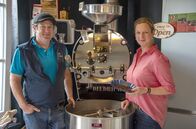 Land und lecker – Gastgeberin Kathrin Nowicki mit ihrem Mann Christian, der Kaffeeröster ist und die "Land und Lecker"-Teilnehmer zu einem Kaffeetasting einlädt.