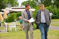 Die Rosenheim-Cops – Die Cops Hartl (Michael A. Grimm, r.) und Hansen (Igor Jeftic, l.) ermitteln auf dem Campingplatz.