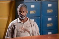 Death in Paradise – Nach einer schrecklichen Entdeckung sucht Emmet Peterson (Wil Johnson) verstört das Polizeirevier auf. Er glaubt, einen blutigen Mord begangen zu haben - doch kann sich an nichts mehr erinnern.