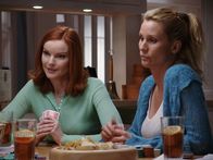 Desperate Housewives – Kommen die Hausfrauen einem Geheimnis auf die Spur?: Edie (Nicollette Sheridan, r.) und Bree (Marcia Cross, l.) ...; Kommen die Hausfrauen einem Geheimnis auf die Spur?: Edie (Nicollette Sheridan, r.) und Bree (Marcia Cross, l.) ...