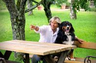 Hansi Hinterseer – Hansi Hinterseer mit Berner Sennenhund Ustin. Weiteres Bildmaterial finden Sie unter www.br-foto.de.