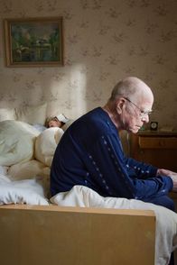 Atropos – Ein älterer Mann, Herr Matthes, erwacht neben seiner Ehefrau, die im Schlaf gestorben ist. Der plötzliche Tod reißt ihn aus dem Alltag. Heinz W. Krückeberg (Rolle: Herr Matthes), Brigitte Strohbauer (Frau Matthes)