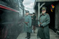 Babylon Berlin – General Major Seegers (Ernst Stötzner, re.) erwartet den Güterzug mit der geheimen Ware.