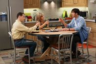 Two and a Half Men – Alan (Jon Cryer, l.) und Lyndsey (Courtney Thorne-Smith, M.) wollen ihr Sexleben aufpeppen. Sie beschließen, einen flotten Dreier zu probieren. Lyndseys Wahl fällt auf Walden (Ashton Kutcher, r.), der anfangs erfreut zustimmt ...