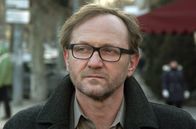Frost – Eigentlich soll Andrei (Andrzej Chyra) Rokas und Inga bei ihrem Vorhaben weiterhelfen. Doch dafür ist er viel zu sehr mit sich und seinem eigenen Vergnügen beschäftigt.