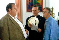 Der Bulle von Tölz – Benno (Ottfried Fischer, l.) befragt Prälat Hinter (Michael Lerchenberg, M.) und Rambold (Gerd Anthoff, r.) zu dem ermordeten Brunner.