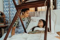 Triff... – Da Frida Kahlo (Mina Sagdic) seit dem Busunfall das Bett nicht verlassen kann, malt sie liegend mithilfte eines Malgestells.