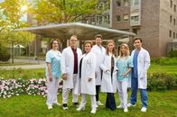 Die Spreewaldklinik – (v.l.n.r.) Gitta Müller (Mieke Schymura); Dr. Gregor Wemuth (Karsten Speck); Dr. Barbara Berg (Muriel Baumeister); Dr. Erik Behrens (Daniel Buder); Dr. Lea Wolff (Sina Valeska Jung); Nico Menke (Isabel Hinz); Radu Florea (Richard Ciuchendea)