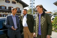 Die Rosenheim-Cops – Die Rosenheim-Cops Hansen (Igor Jeftic, l.) und Stadler (Dieter Fischer, M.) bezweifeln, dass Robert Becker (Golo Euler, r.) die Wahrheit sagt.