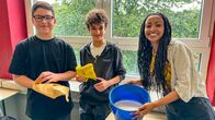 neuneinhalb - für dich mittendrin – Reporterin Luam Kessette (r.) steht neben zwei Schülern des Gymnasiums Würselen, die gerade im Schulfach „Fit for Life“ aktiv sind. Wie gut hilft das Wissen aus der Schule bei Herausforderungen im Erwachsenen-Leben? Das fragt sich Reporterin Luam Kessette in dieser neuneinhalb-Folge.