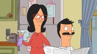 Bob's Burgers – Lindas (l.) Mutter hat ihren Besuch angekündigt. Bob (r.) ist alles andere als erfreut über den Gast und überlegt sich einen Plan, um der Sache zu entkommen. Doch da hat er die Rechnung ohne Linda gemacht ...