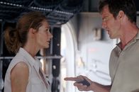 Der Flug des Phoenix – Die in der Wüste gestrandeten Kelly (Miranda Otto) und Frank (Dennis Quaid) warten auf Rettung - bisher vergeblich.