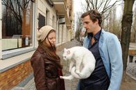 Engel sucht Liebe – Um Laura (Yvonne Catterfeld, l.) eine Freude zu machen, organisiert Erzengel Uriel (Max von Thun, r.) eine neue Katze für sie - und verliert sein Herz an sie. Um jedoch mit seiner großen Liebe zusammen sein zu können, muss er sein Engelsdasein aufgeben und sterblich werden ...