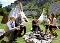 Winnetous Weiber – Simone (Teresa Weißbach, li.), Gabriele (Floriane Daniel, 2. v. li.), Nora (Josephin Busch) und Maren Bogner (Nina Kronjäger, r.) campen im Indianerdorf.