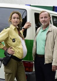 Maria Mafiosi – Der Polizeidienst ist bei den Moosandls eine Familienangelegenheit: Maria (Lisa Maria Potthoff) und ihr Vater Jürgen (Alexander Held).