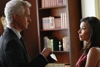 Desperate Housewives – Victor Langs (John Slattery, l.) Plan ist aufgegangen - Gabrielle (Eva Longoria, r.) kommt vorbei um sich die Unterschrift auf dem Scheck abzuholen ...