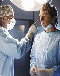 Scrubs - Die Anfänger – Wahre Vorbilder? J.D. (Zach Braff, r.) und Turk (Donald Faison, l.) ...
