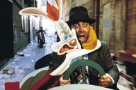 Falsches Spiel mit Roger Rabbit – Verfolgungsjagd: Der ängstliche Roger Rabbit (l.) klammert sich an den Privatdetektiv Eddie Valiant (Bob Hoskins, r.) ...