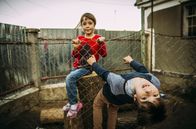 Jenny und die Roma-Kinder – Schätzungsweise 2 Millionen Roma leben in Rumänien, der größte Teil ist bettelarm – am schlimmsten trifft es die Kinder.
