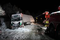 Ice Road Rescue - Extremrettung in Norwegen – Sie arbeiten daran, die Front und das Heck gleichzeitig zu ziehen, um den Lkw und den Anhänger wieder auf die Straße zu bringen. (National Geographic)